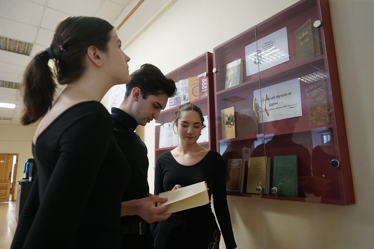 В ЕГТИ открылась выставка книг к 200-летию со дня рождения М.Е. Салтыкова-Щедрина